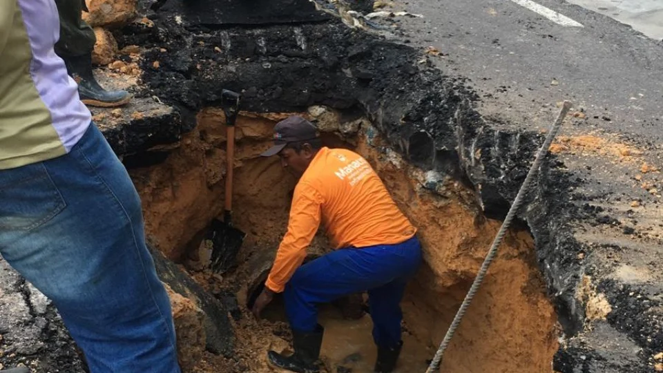 Avenida Maceió é interditada pelo IMMU após buraco abrir na via, em Manaus