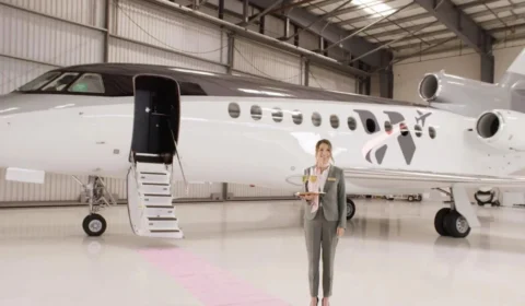 Willa lança companhia aérea para influenciadores com direito a champanhe e ‘kit ressaca’ em Los Angeles