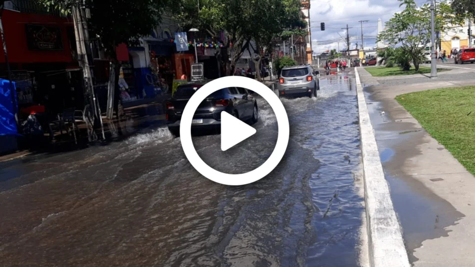 VÍDEO: Rio Negro começa a alagar trecho do ‘Relógio’ na Avenida Eduardo Ribeiro, em Manaus