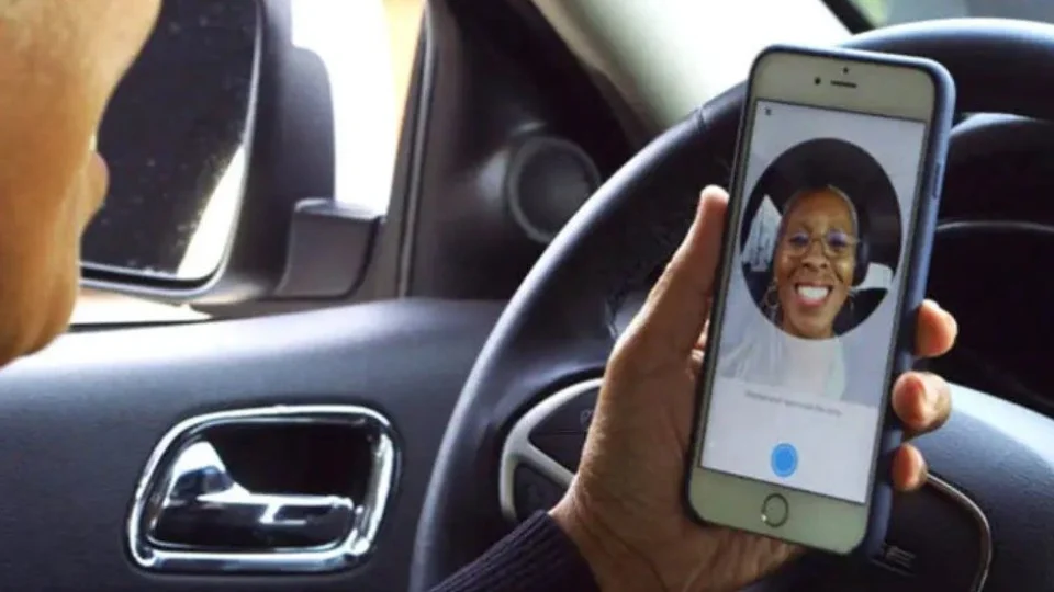 Uber exigirá selfie do passageiro para viagens em dinheiro