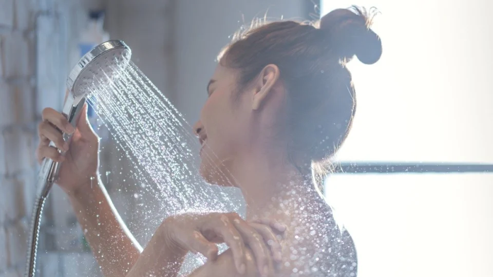 Banho quente é inimigo da pele, diz especialista; saiba mais