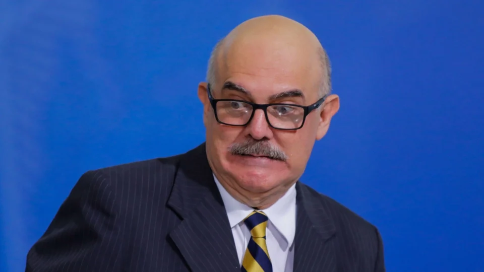 Bolsonaro decide tirar Milton Ribeiro do Ministério da Educação