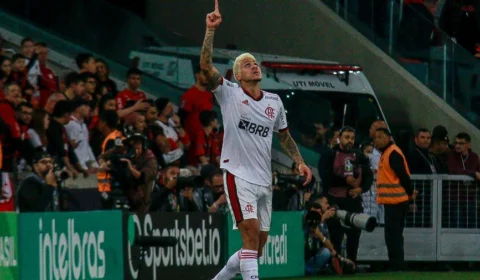 Pedro faz golaço de bicicleta contra Athletico e garante Flamengo na semifinal da Copa do Brasil