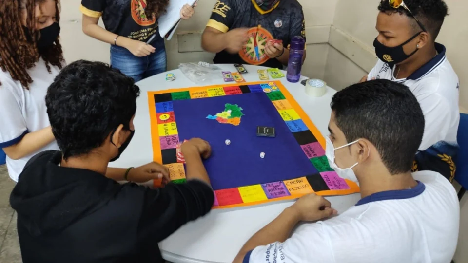 Alunos amazonense criam jogos de tabuleiro para aulas de Geografia