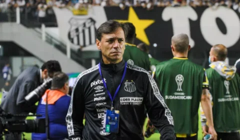 Técnico Fabián Bustos é demitido após eliminação do Santos pelo Deportivo Táchira da Copa Sul-Americana