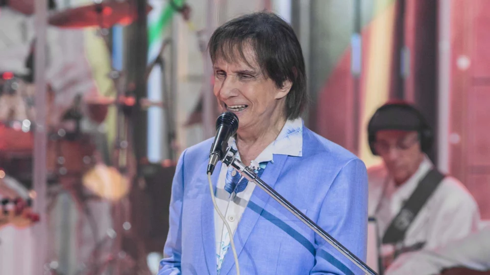 Roberto Carlos testa positivo para Covid-19 e adia show no Rio de Janeiro