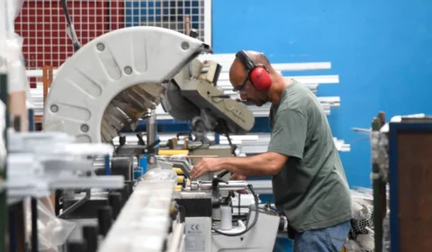 Alta de matérias-primas atinge indústrias em março de modo inesperado, diz CNI