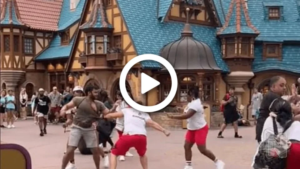 VÍDEO: briga entre grupos no Parque da Disney termina em confusão generalizada na Flórida