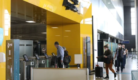 Anvisa decide desobrigar uso de máscaras em voos e aeroportos do Brasil