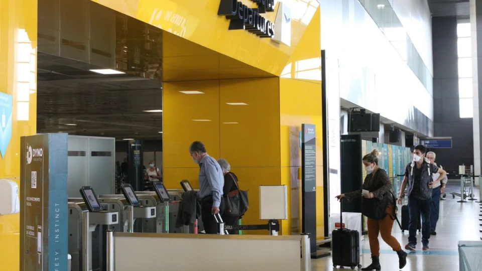 Anvisa decide desobrigar uso de máscaras em voos e aeroportos do Brasil