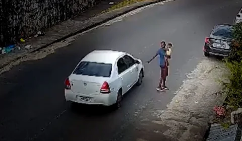 Suspeito de furtar TV e celular com criança no colo é preso na Zona Sul de Manaus