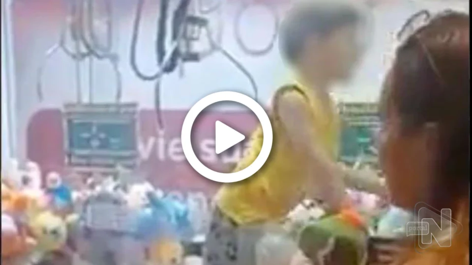 VÍDEO: criança fica presa em máquina de caça-brinquedos em shopping do RJ