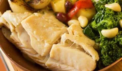 Receita fácil: aprenda a fazer bacalhau fit com batata e brócolis