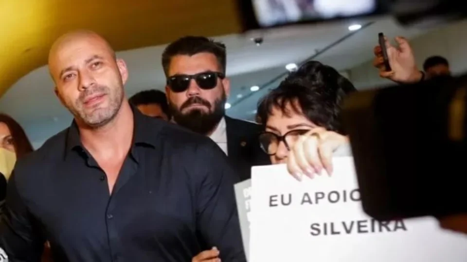 Em evento, Silveira volta a ‘atacar’ STF e diz que retirou tornozeleira: ‘Eu fui indultado pela graça’