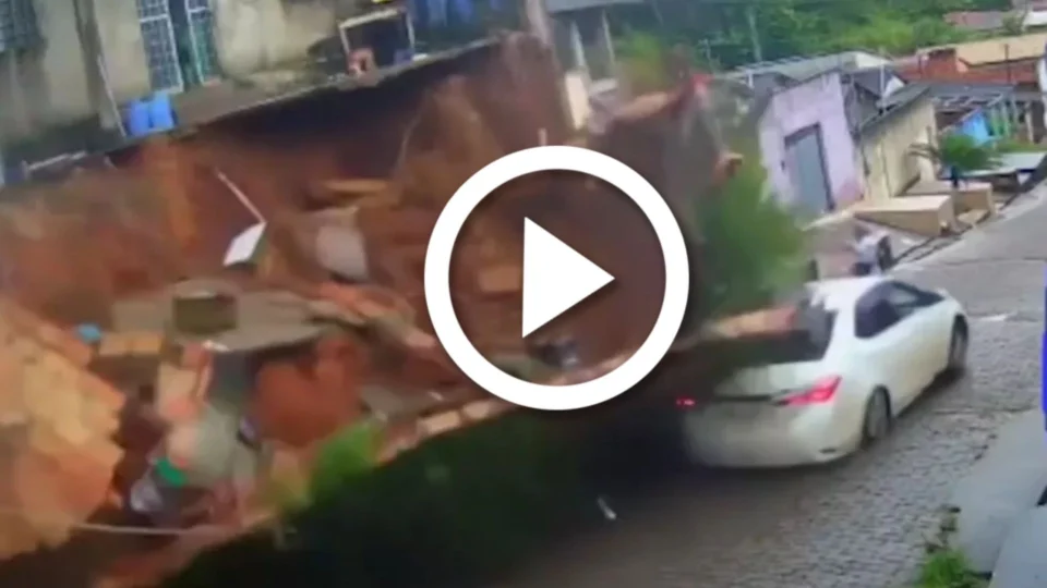VÍDEO: muro desaba em cima de carro no Pará