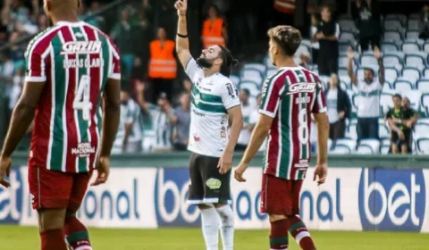 Mesmo abrindo vantagem no início da partida, Fluminense perde por 3 a 2 para o Coritiba, no Brasileirão