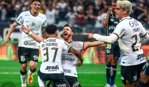 Corinthians é impiedoso e goleia Santos por 4 a 0 pela ida das oitavas de final da Copa do Brasil com dois de  Giuliano