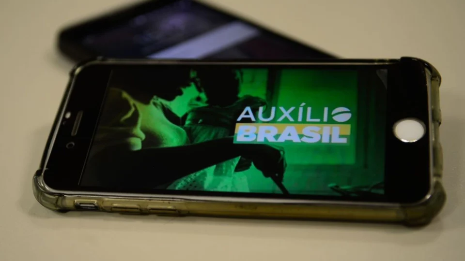 Pagamento de Auxílio Brasil a beneficiários com NIS final 4 é realizado nesta sexta-feira