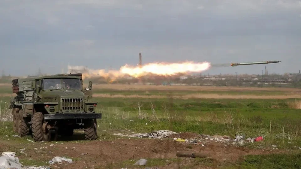 Forças russas disparam foguetes contra siderúrgica em Mariupol, na Ucrânia
