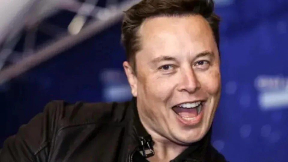 Elon Musk fecha acordo e compra Twitter por US$ 44 bilhões