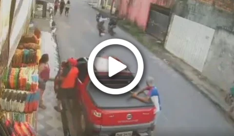 VÍDEO: mulher é atropelada por homem enquanto fazia ‘cavalinho de pau’ com a moto na Zona Norte de Manaus
