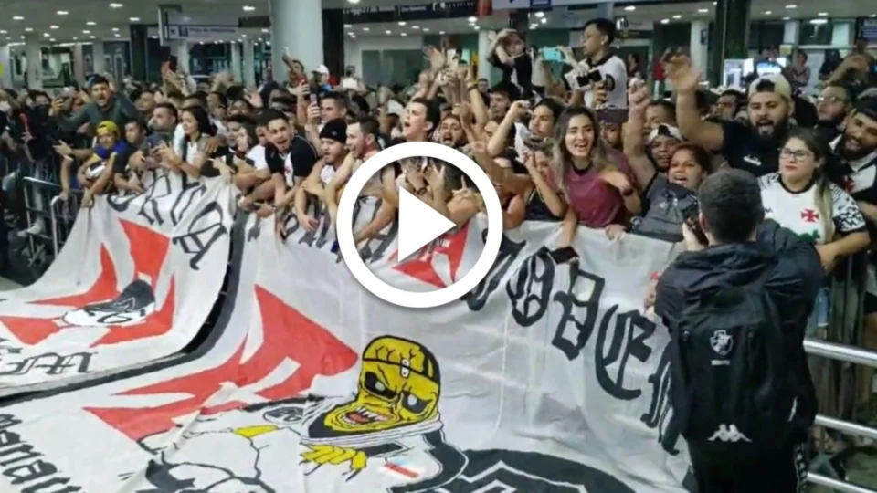 VÍDEO: Vasco desembarca em Manaus com apoio da torcida e motivado para jogo contra o Guarani