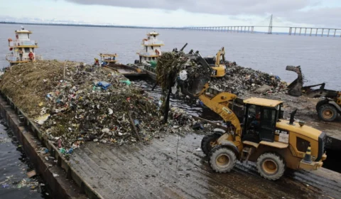 Em 30 dias, cerca de 500 toneladas de lixo são retiradas do Rio Negro em Manaus