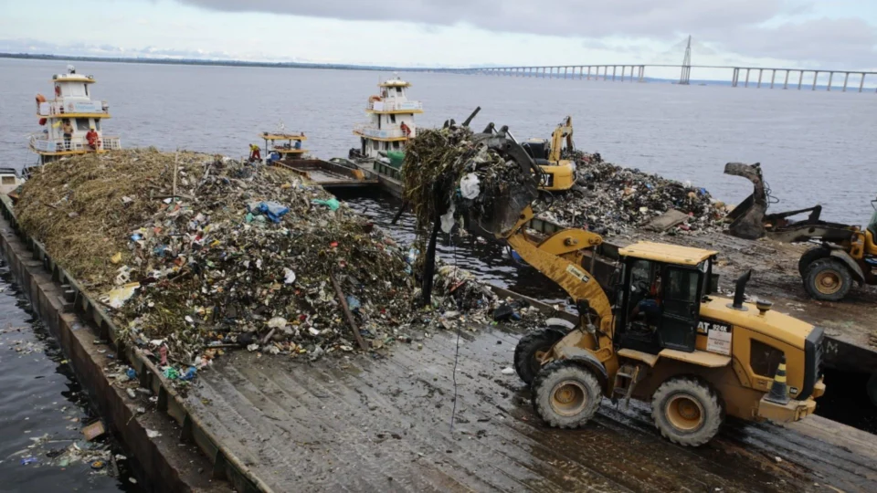 Em 30 dias, cerca de 500 toneladas de lixo são retiradas do Rio Negro em Manaus