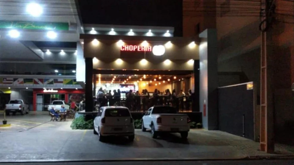 Cliente xinga cantora por não saber cantar música dos ‘Mamonas Assassinas’ e esfaqueia dono do bar, em Sorriso (MT)