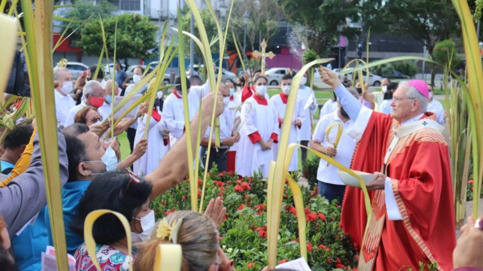 Missa de Ramos reúne fiéis e abre as celebrações da Semana Santa, em Manaus