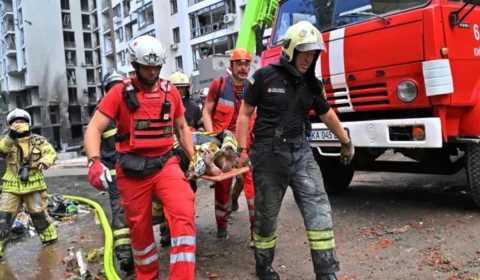 Na Ucrânia, mísseis russos matam uma pessoa e ferem cinco em Kiev