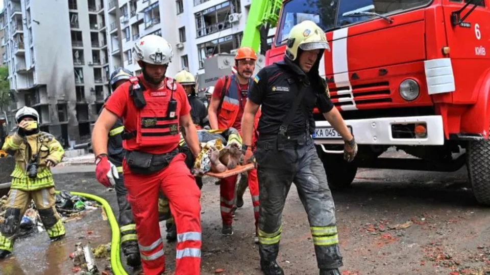 Na Ucrânia, mísseis russos matam uma pessoa e ferem cinco em Kiev