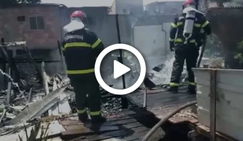 VÍDEO: casa de madeira pega fogo e cachorro morre carbonizado na Zona Sul de Manaus