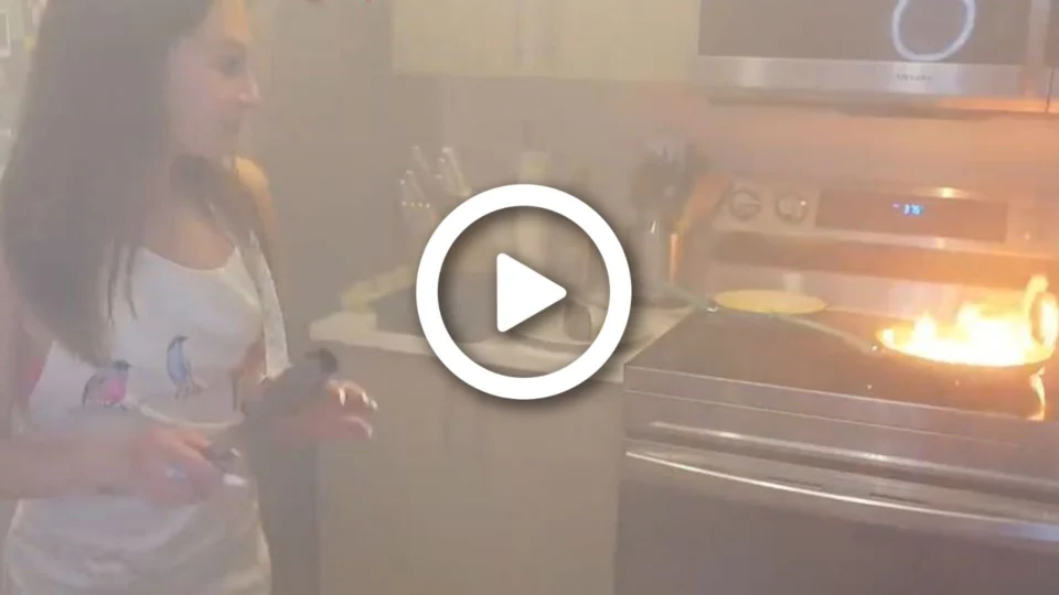 VÍDEO: ao preparar um prato ao vivo, influenciadora digital quase incendeia cozinha, na Flórida