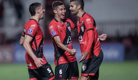 Corinthians perde de 2 a 0 para Atlético/GO pelo jogo de ida das quartas de final da Copa do Brasil