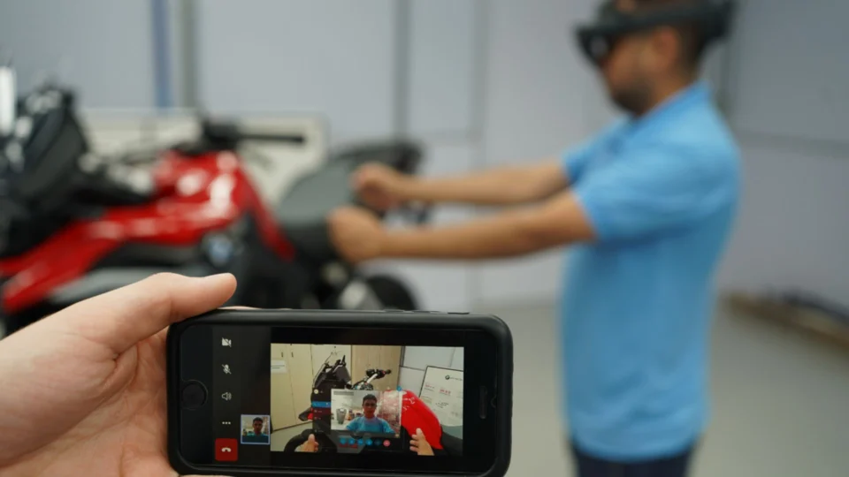 BMW Group adota uso de óculos de realidade aumentada para treinamento e apoio remoto em Manaus