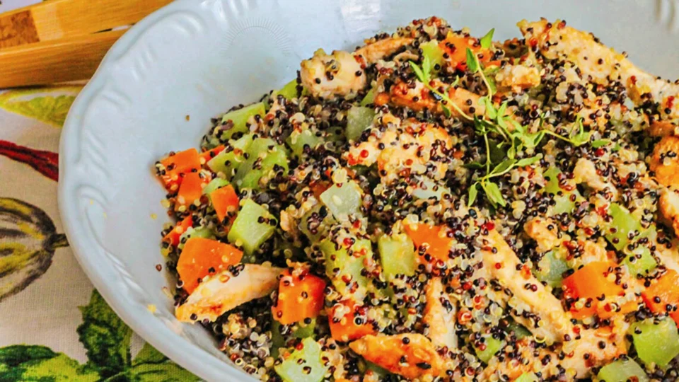 RECEITA FÁCIL: aprenda a fazer quinoa com frango e legumes