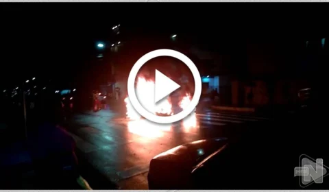 VÍDEO: manifestantes fecham Avenida cobrando justiça pela morte de jovem encontrado morto em rio em Manaus