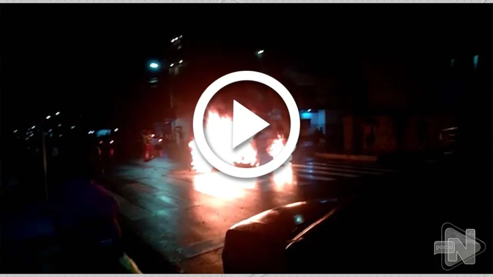 VÍDEO: manifestantes fecham Avenida cobrando justiça pela morte de jovem encontrado morto em rio em Manaus