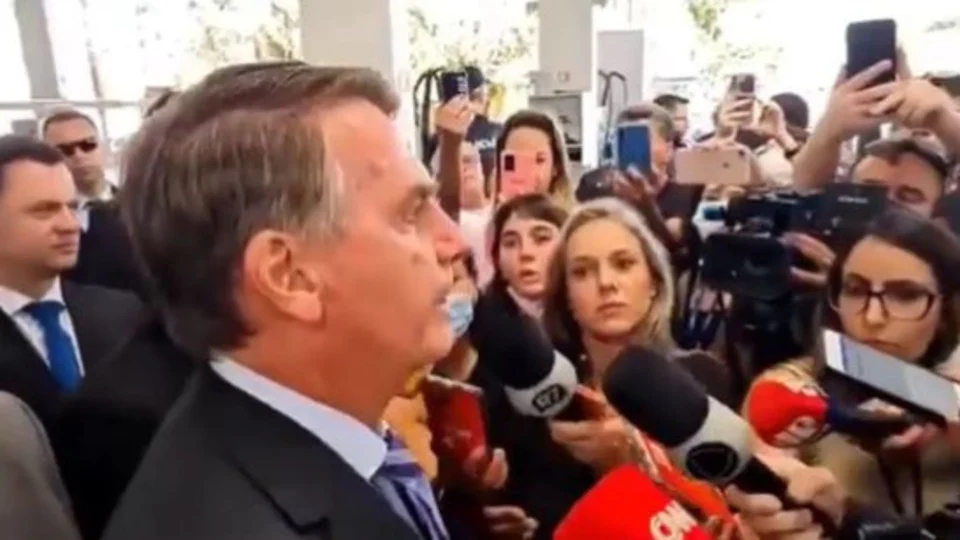 VÍDEO: Bolsonaro se irrita com repórter ao ser questionado sobre suas críticas ao sistema eleitoral, em entrevista coletiva