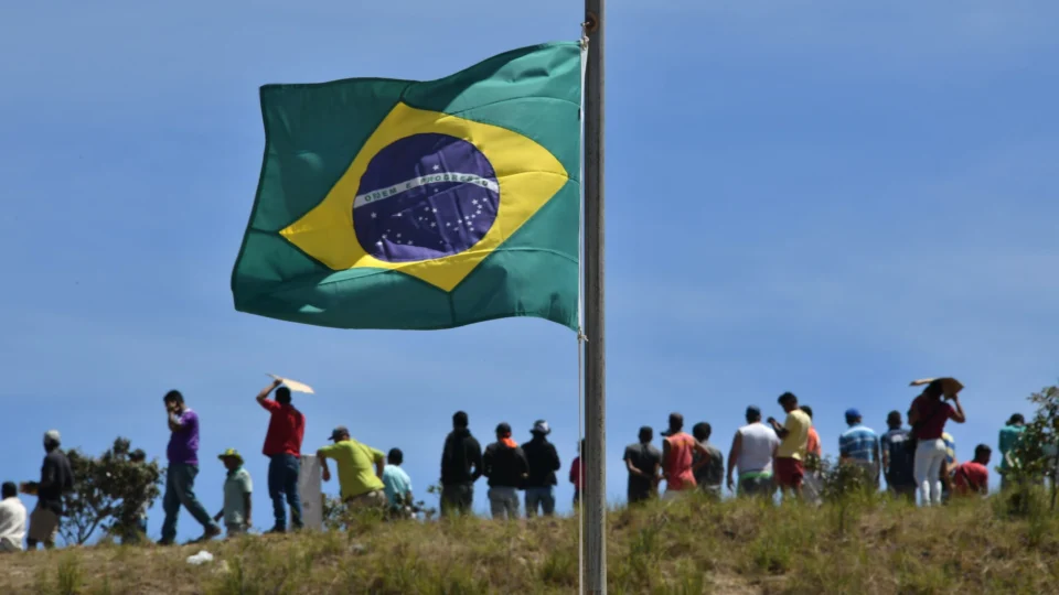 Eleições 2022: imigrante só pode ter direito a voto no Brasil após 15 anos de residência no país