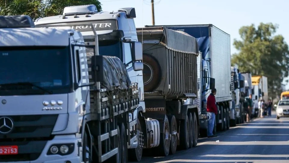 Auxílio caminhoneiro começa ser pago em 9 de agosto; veja calendário abaixo