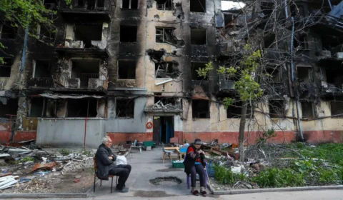 Por falta de alimento, ucranianos estão caçando e comendo pombos