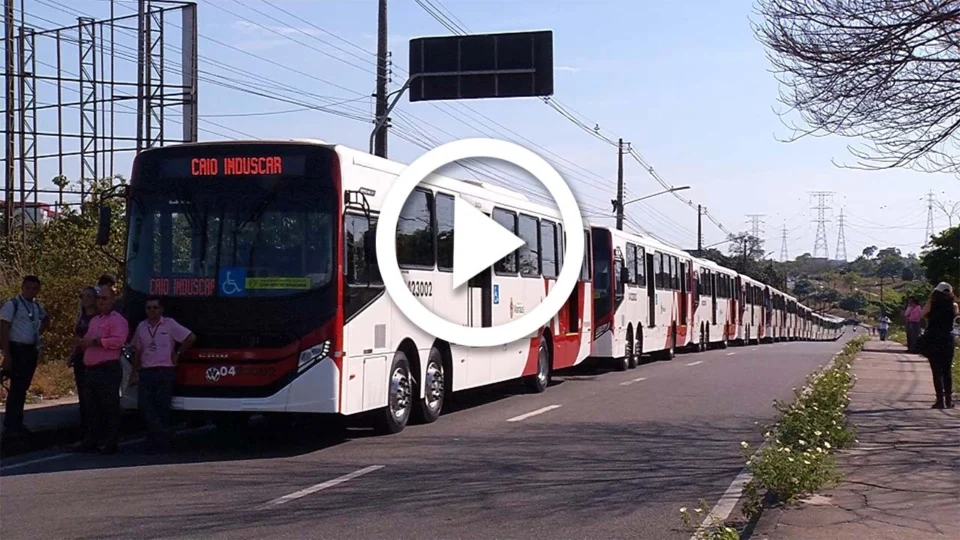 VÍDEO: prefeitura de Manaus entrega 20 novos ônibus