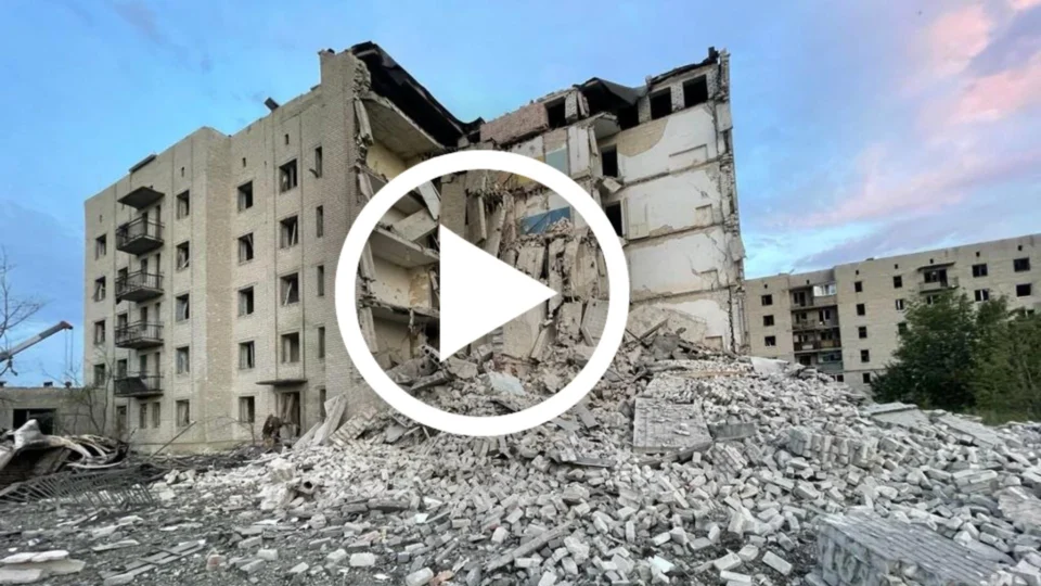 VÍDEO: míssil russo atinge prédio residencial e deixa 15 mortos na Ucrânia