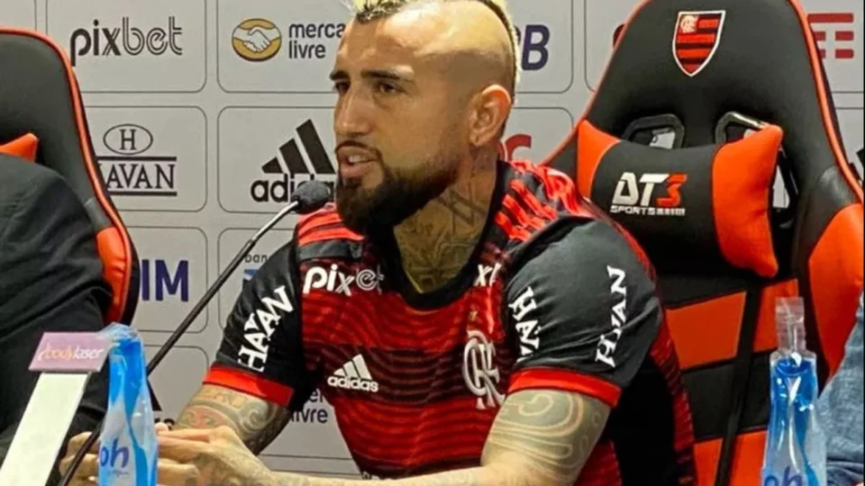 Arturo Vidal é apresentado oficialmente ao Flamengo e projeta título da Libertadores: ‘é meu primeiro sonho’
