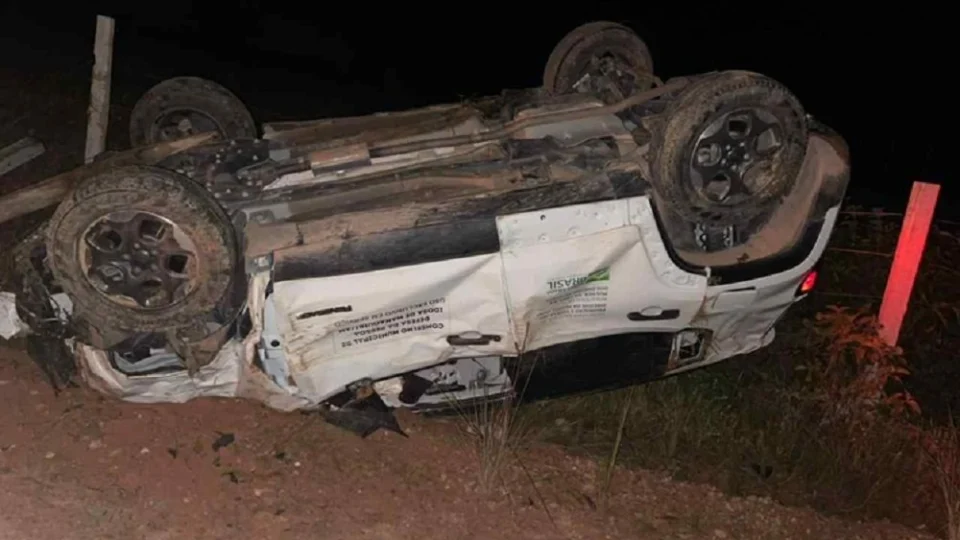 Dupla é presa após assaltar e capotar carro de servidora pública no interior do Amazonas