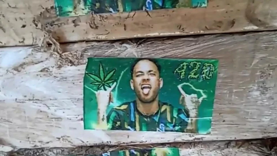Polícia paraguaia apreende maconha com imagem de Neymar, na fronteira com o Brasil