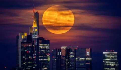 Veja fotos do fenômeno ‘Superlua de morango’ pelo mundo