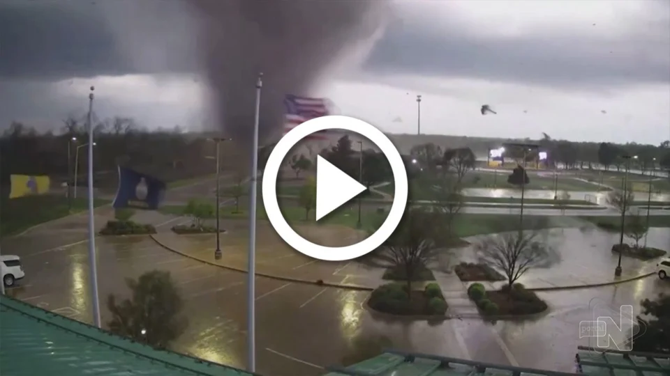 VÍDEO: mais de mil casas ficam danificadas após tornado atingir cidade dos Estados Unidos